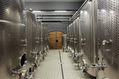 Bir yeraltı deposunda şarap mahzenleri