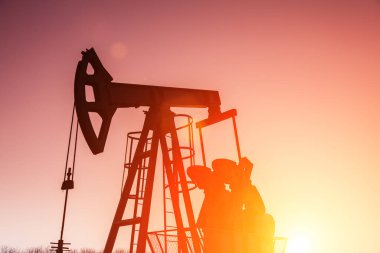 Gün batımında kriko pompala