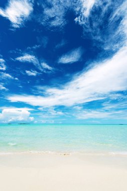 Güzel boş kumsal, turkuaz su..