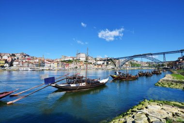 Porto Portekiz 'deki Dom Luis köprüsü yakınlarındaki Douro Nehri' ndeki Rabelos tekneleri. PORTO, PORTUGAL, MARCH 2015