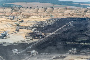 Açık alanlardan birinde kömür üretimi