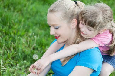 Parktaki iki kız kardeşin portresi.