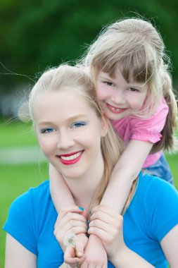 Parktaki iki kız kardeşin portresi.