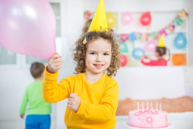 bir grup çocuk doğum günü partisinde.