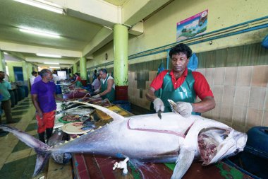 MALE MALDIVES ADALARI CIRCA ECTOBER 2016: Erkek pazarında balık kesen adam.