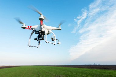 modern insansız hava aracı mavi gökyüzü arka planına karşı 