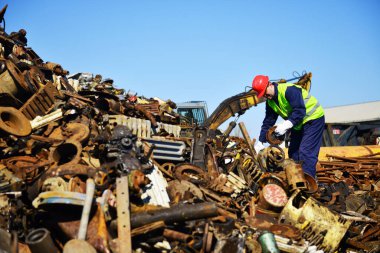 Hurdalıkta çalışan bir işçi. Boşluğu kopyala.