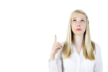 Genç, sarışın bir kadının portresi yukarı bakıyor, işaret parmağı yukarıda. Beyaz üzerine izole edilmiş, kopyalama alanı.