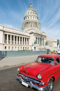 Havana, Küba - 28 Şubat, 2019: Havana Capitol 'e park edilmiş eski klasik arabalar.