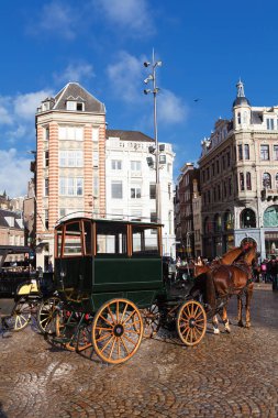 Amsterdam arabası Baraj Meydanı 'nda. Amsterdam, Hollanda