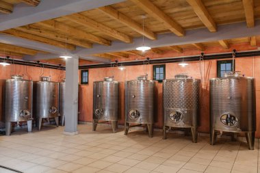 Şarap mahzeninde bir sürü konteynır var.