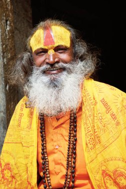 Gülümseyen Nepalli bir adamın portresi.