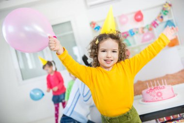 Doğum günü partisinde bir grup çocuk. Bulanık hareket ve yüzeysel sıyrılma.