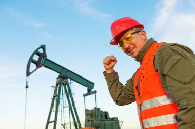 Pompanın önündeki mutlu mühendis Jack, 