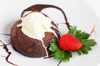 Tabağında krema olan çikolatalı pasta.