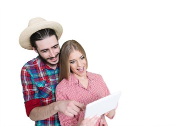 Mutlu, genç çift beyaz arka planda tablete bakarken heyecanlanıyor.