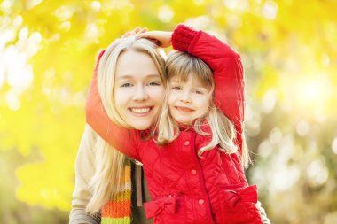 Dışarıda gülümseyen ve sarılan beyaz kız kardeşlerin portresi. Sığ ve mercek parlamaları