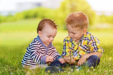 Yaz otlaklarında oynayan sevimli çocuklar.