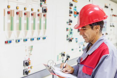 Kontrol panelinin önündeki mühendis.