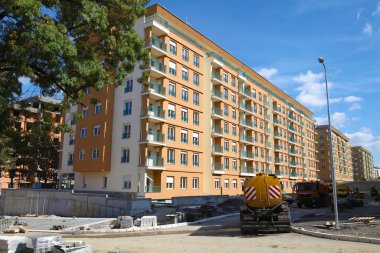 Yeni modern apartman inşaatında.