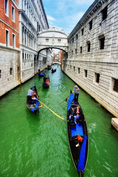 Venedik, İtalya 'da dar bir kanaldaki büyük kanal ve gondolların manzarası.