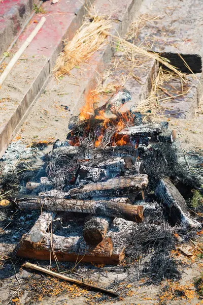 Bahçede yanan odun, ahşap doku