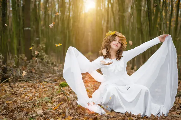 Ormanda genç bir kızın performansı, gün batımı ışığı, parlayan ışık.