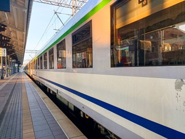 Sabahın erken saatlerinde istasyonda duran bir tren..