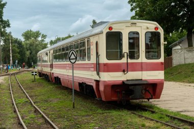 Stegna, Pomeranya Voyvoda Polonya 22 Ağustos 2022 Zulawska kolej dojazdowa treni