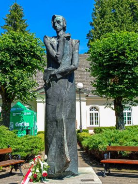 Duszniki Zdroj, Lowersilessa, Polan 12 08 2023 Duszniki Zdroj 'daki Spa Parkı' nda CHopin Heykeli