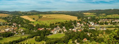 Dağ vadisindeki Leska skala tepesinden manzara