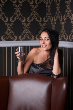 Güzel, şehvetli esmer ve bir bardak şampanyası olan,