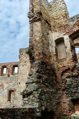 Siewierz 'deki harabe kale, taş duvar, ortaçağ tarzı.