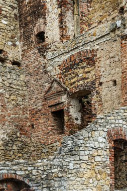 Siewierz 'deki harabe kale, taş duvar, ortaçağ tarzı.