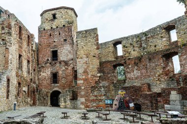 Siewierz 'deki harabe kale, taş duvar, ortaçağ tarzı.