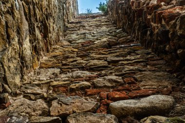 Siewierz 'deki harabe kale, taş duvar, ortaçağ tarzı.