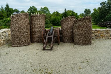 Eski bir demir ortaçağ silahı.