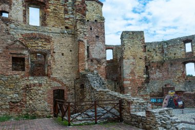 Siewierz 'deki harabe kale, taş duvar, ortaçağ tarzı.