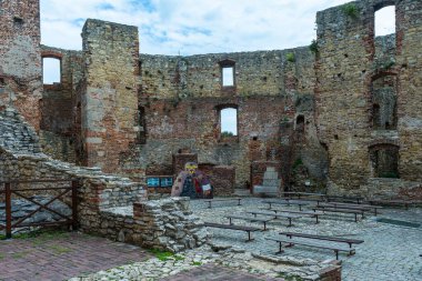 Siewierz 'deki harabe kale, taş duvar, ortaçağ tarzı.