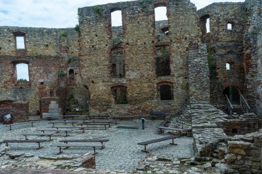 Siewierz 'deki harabe kale, taş duvar, ortaçağ tarzı.