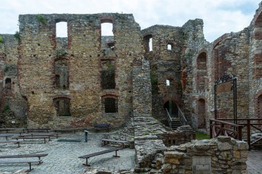 Siewierz 'deki harabe kale, taş duvar, ortaçağ tarzı.