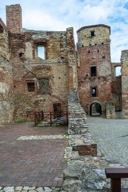 Siewierz 'deki harabe kale, taş duvar, ortaçağ tarzı.