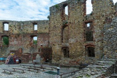 Siewierz 'deki harabe kale, taş duvar, ortaçağ tarzı.