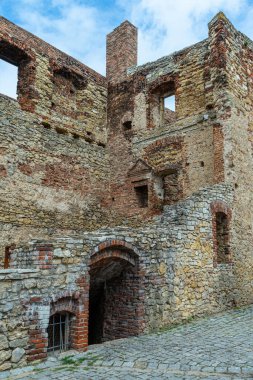 Siewierz 'deki harabe kale, taş duvar, ortaçağ tarzı.