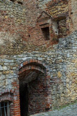 Siewierz 'deki harabe kale, taş duvar, ortaçağ tarzı.