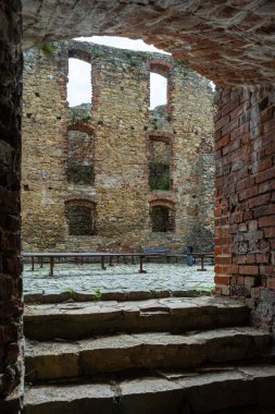 Siewierz 'deki harabe kale, taş duvar, ortaçağ tarzı.