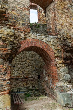 Siewierz 'deki harabe kale, taş duvar, ortaçağ tarzı.