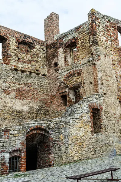 Siewierz 'deki harabe kale, taş duvar, ortaçağ tarzı.