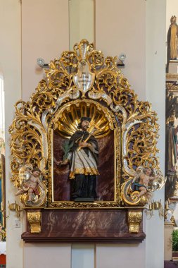 Saçmalık. Silezya Voyvodalığı, Polonya 03 Mayıs 2024 - İskenderiyeli Aziz Catherine Kilisesi.