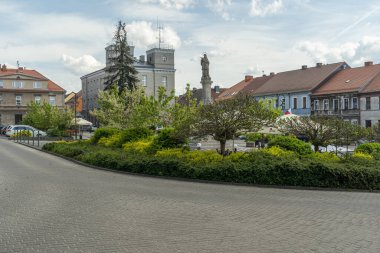 Saçmalık. Silezya Voyvodalığı, Polonya 03 Mayıs 2024 - Toszek kasabasının ana meydanı